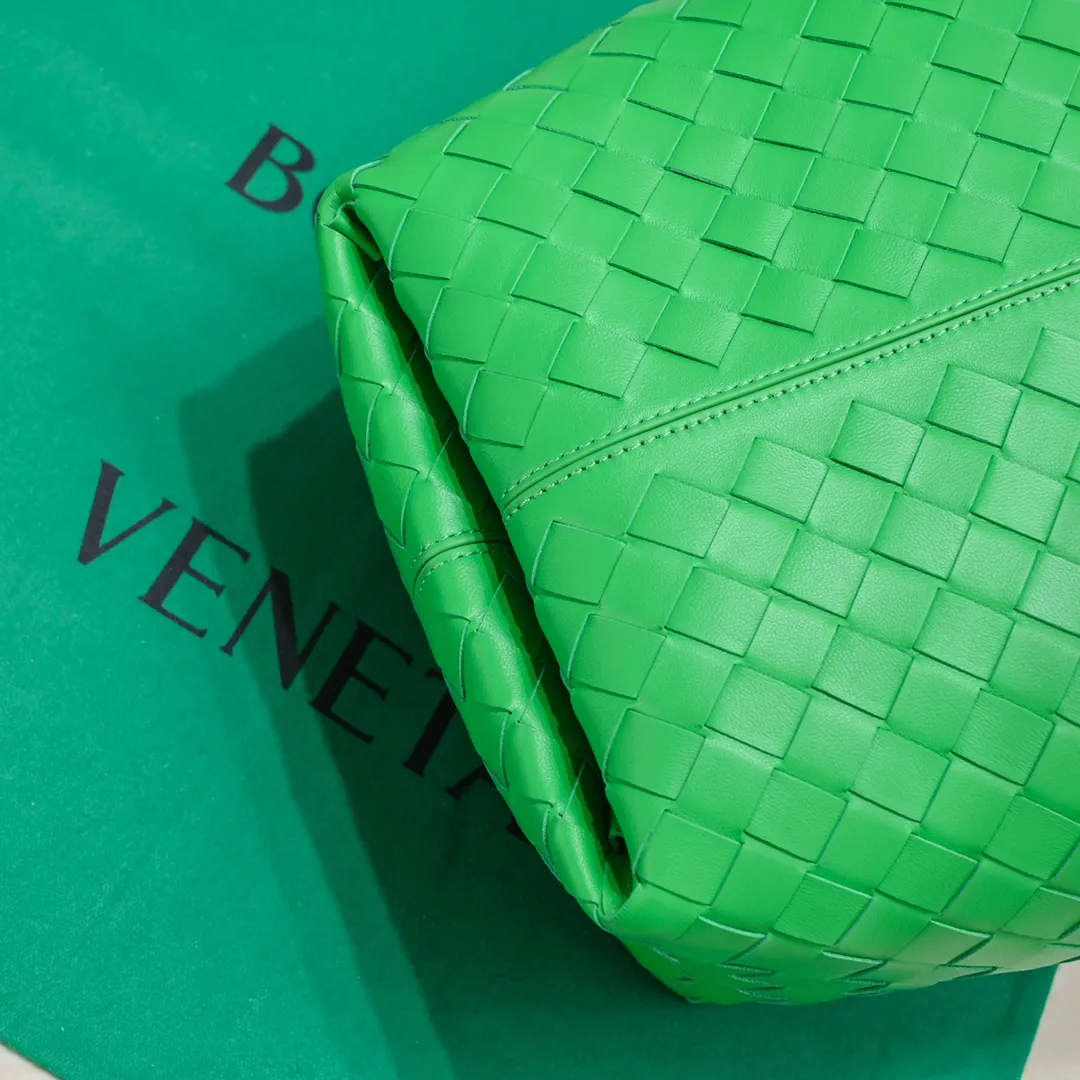 Batch 1500 #Bv 2023 new product Flip Flap tote bag, simple and practical tote body design, classic leather weaving, fully displaying Bv craftsmanship, and making the whole bag look more refined. The small zipper pocket can be placed inside the bag, or can be placed outside as a handbag seal. The versatile small tote [happy] is both fashionable and practical. It is suitable for a variety of occasions. It is made of top-grade happa lambskin. It is very soft and lightweight. The bag shape that can stand up without falling down is really nice. It is the first choice for fashion workers and expectant mothers. Size: 23x18.5x15, model: 7746
